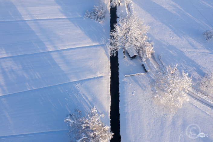 Grafische reduzierte Winterlandschaft, Drohnen Fotografie nach heftigen Schneefällen, Lustenauer Ried Landschaft, Fotograf Reinhard Fasching, Bregenz